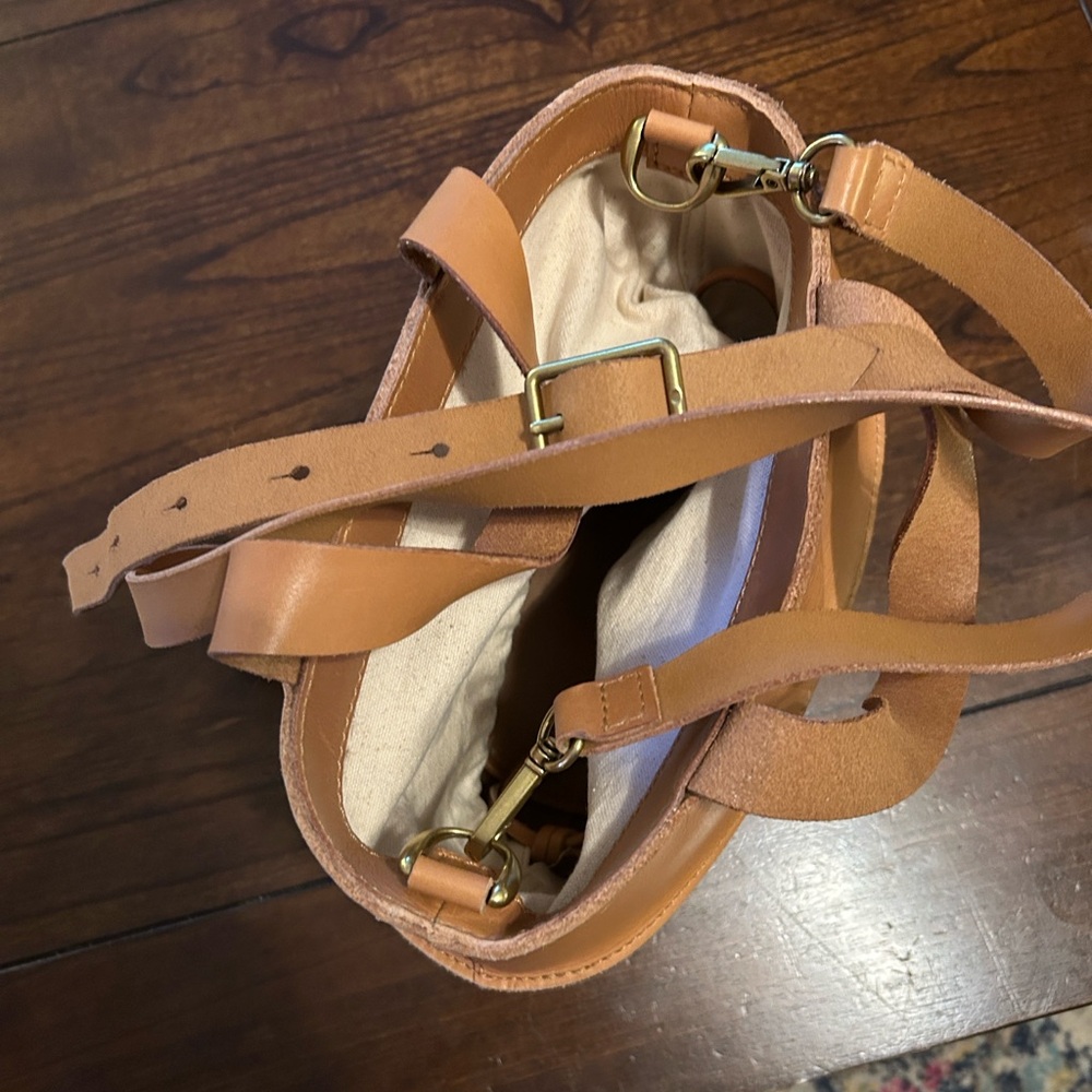 Madewell Two-Tone Leather Bucket Bag - Picture 4 of 5